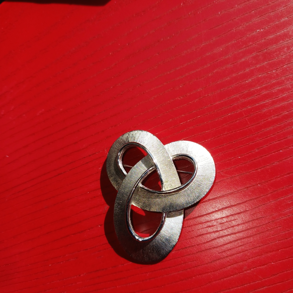 Silver Interlocking Abstract Brooch - Picture 2 of 4